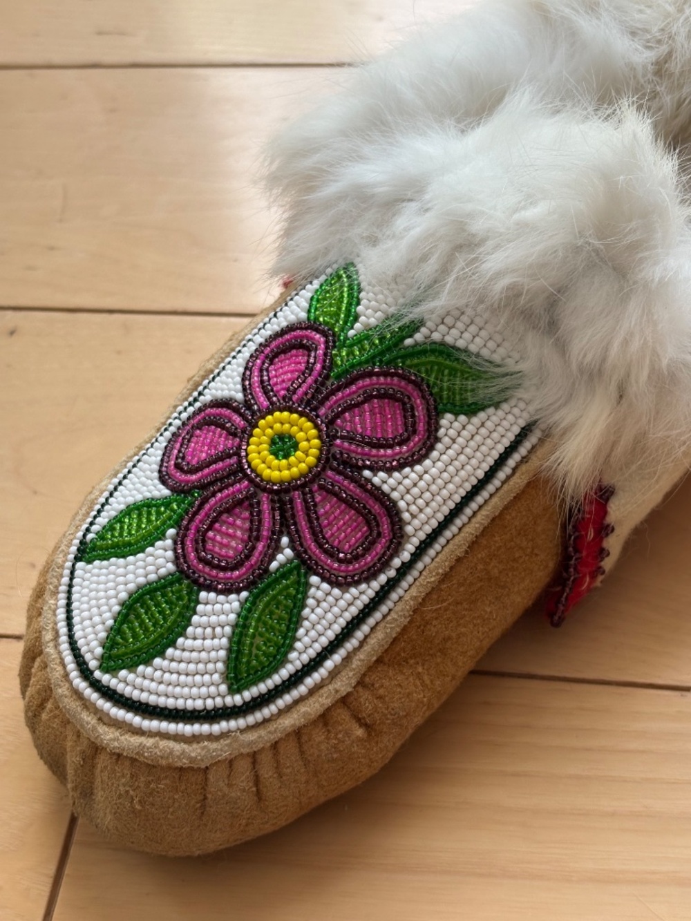 Authentic Indigenous Beaded Moccasins Suede Fur Trim Floral Slippers, Sz 6 - Picture 3 of 15